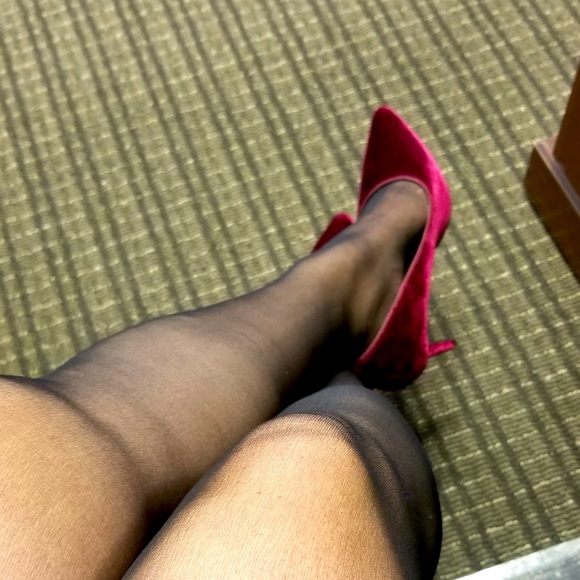 APT 9 DYNAMIC COMFORT HEELS SZ. 8.5 in cranberry velveteen - Picture 4 of 5